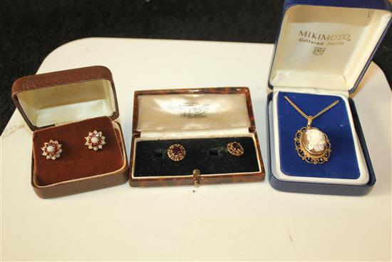 2 pairs of 9ct gold gem set earrings and a gold cameo rose pendant